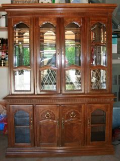 China hutch glass cabinet with mirrors   VERY NICE CONDITION