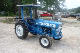 Ford 2000 tractor, 36 hp, brand new tires, runs great,