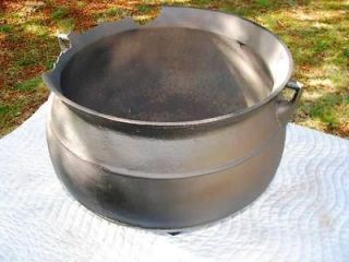  RIBBED LARGE CAST IRON 18 GAL OLD CAMP FIRE KETTLE CAULDRON FLOWER POT