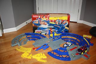 FISHER PRICE SHAKE N GO CRASH UP SPEEDWAY with 4 CARS