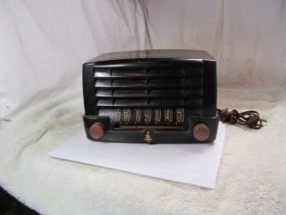 Vintage working Emerson Model 547A AM radio.