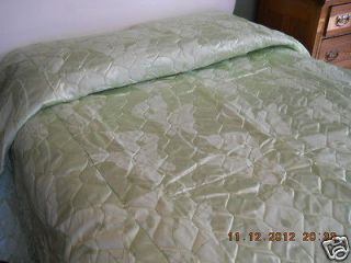 UNUSED MINT GREEN FULL SIZE RETRO BEDSPREAD POLY FILLING AND BACK NIP