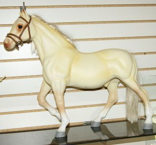   PLASTIC QUARTER HORSE from BATTAT. FITS AMERICAN GIRL DOLLS & MORE