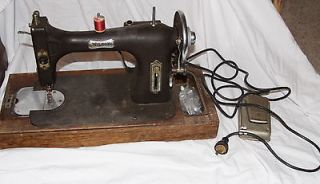   1929 WILSON WHITE ROTARY SEWING MACHINE WOOD CASE/ATTACHMENTS WORKS