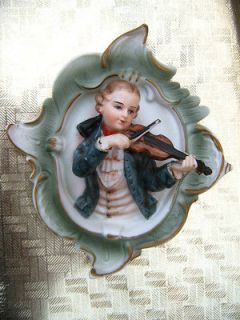 Plaque. Violinist in period costume. Mozart ?