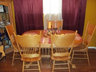 BEAUTIFUL COUNTRY OAK DINING ROOM SET WITH 6 CHAIRS AND 2 PIECE HUTCH