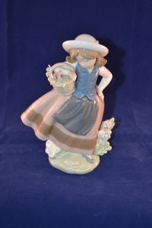 LLADRO PORCELAIN FIGURINE SWEET SCENT #5221 YOUNG GIRL w/ FLOWER 