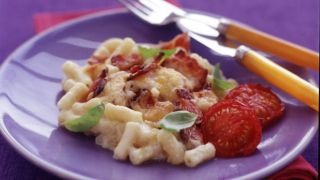 Macaroni, bacon and cheese   Traditional with a twist