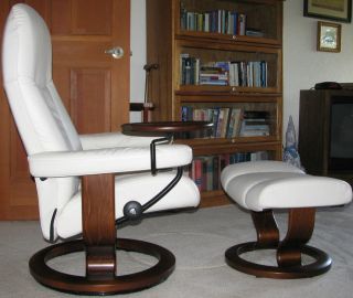 ekornes stressless reclining chair w ottoman  