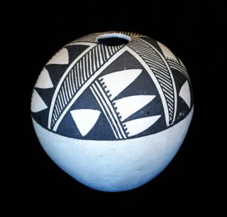 Acoma Vintage Geometric Pueblo Pottery Seed Jar by Waconda 4h x 4d.