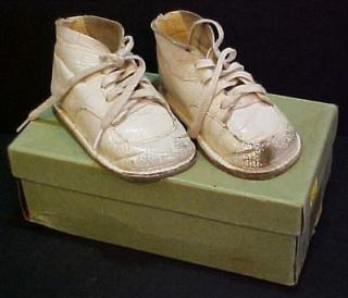 Penneys classic White leather vintage Baby Shoes Size 0 in original 