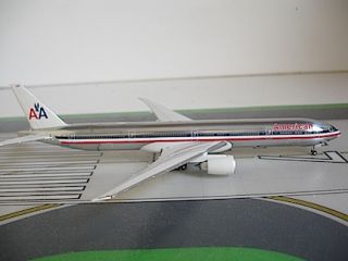American Airlines Boeing 777 323ER N717AN 1 400 Scale Diecast 