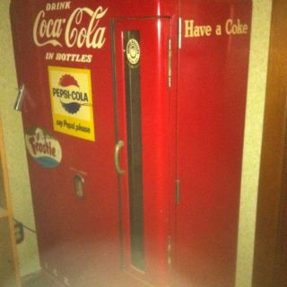 Vintage Coke Machine w Lock Key Unrestored