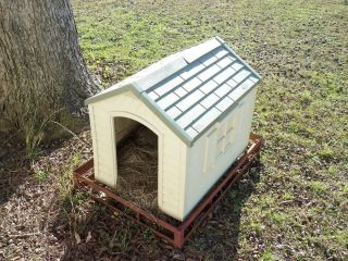Suncast Deluxe Dog House for Small to Medium Dogs