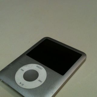 Apple iPod Nano 3rd Generation Silver 4 GB Bundle