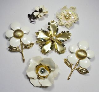Vintage Lot of Large White & Gold Flower Power Brooches Pins