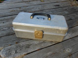 Vintage Umco 102A Fishing Tackle Box with 2 Trays Aluminum Chest USA 