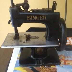 Vintage Singer Mini Childs Sewing Machine Salesman Sample in Case 