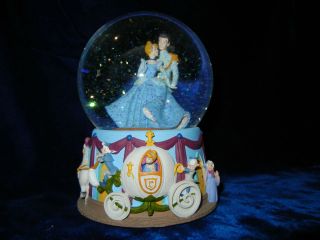 DISNEY CINDERELLA and her PRINCE * AT the BALL * WATERGLOBE / MUSIC 