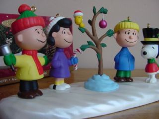 Peanuts Gang Hallmark 1995 Charlie Brown Christmas Ornaments Display 