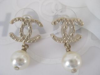 authentic chanel gold quilted cc logo pearl earrings very beautiful 