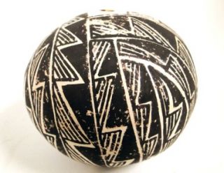   INDIAN POTTERY SEED JAR SIGNED V. CHINO  NEW MEXICO CIRCA 1970s