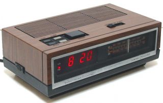  General Electric 7 4640B CLASSIC Alarm Clock AM / FM Radio Perfect