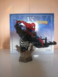 Sideshow Spiderman vs Venom Bust Statue Figure Diorama