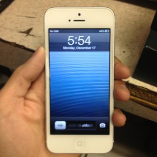 Apple iPhone 5 Latest Model 32GB White Silver Sprint Smartphone