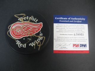 Steve Yzerman Autographed Puck Detroit Red Wings PSA/DNA S58953