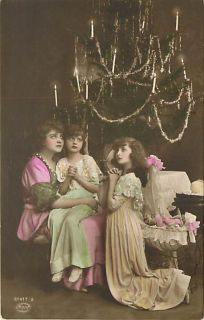 TINTED PHOTO MOTHER & DAUGHTERS PRAYING CHRISTMAS EARLY R50095