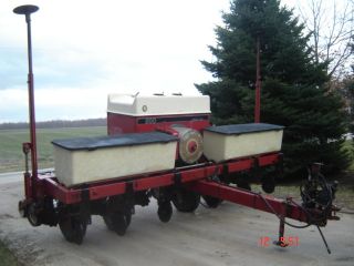  IH 900 6 row narrow planter with dry fert and row cleaners 