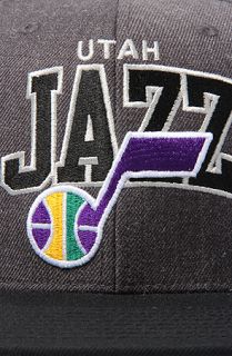 Mitchell & Ness The Utah Jazz Arch Logo G2 Snapback Hat in Gray