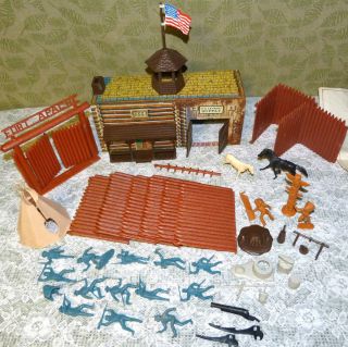  45 PIECES OF THE MARX FORT APACHE U S CAVALRY SUPPLY BUILDING PLAYSET