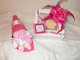 sweet gift made up of 2 lollipops one cupcake and a bouquet of flowers