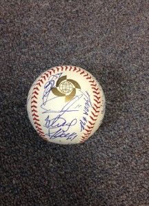 2009 WBC OFFCIAL RAWLINGS BASEBALL . SIGNED BY ABOUT 28 MEMEBERS OF