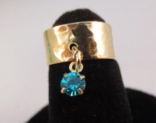 14KT GOLD EP HAMMERED TOE RING WITH A BLUE ZIRCON(DECEMBER) CRYSTAL