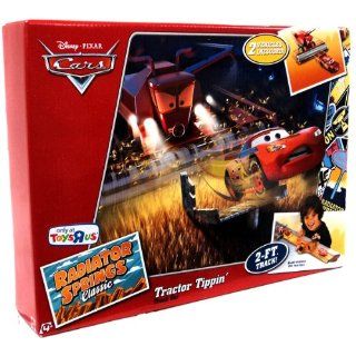 Disney / Pixar CARS Movie Exclusive Playset Tractor Tippin