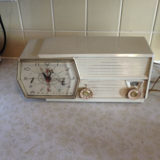 Vintage 1950s RCA Victor Clock Alarm Radio