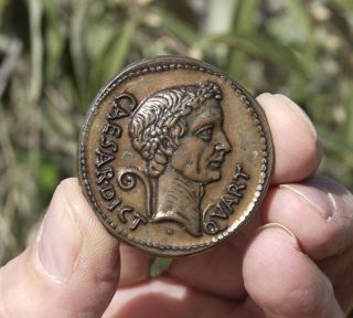 ROM Julius Caesar Numismatic Medal Chariot