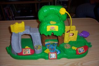 2001 Fisher Price Mattel Little People Animal House Zoo with Animal