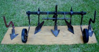 POINT HITCH CULTIVATOR, HILLER, MIDDLE BUSTER, FITS  JOHN DEERE