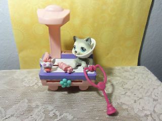 LITTLEST PET SHOP HUSKY PUPPY 68 OR 70 EXAM TABLE AND ACCESSORIES