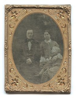 PLATE DAGUERREOTYPE PHOTO OF A COUPLE WITH BABY POSTMORTEM